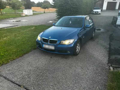 Gebraucht BMW 320 150 PS (110 kW) 2007 Blau Limousine