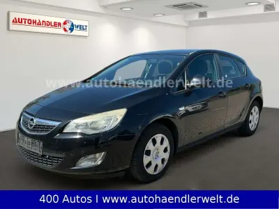 Używany Opel Astra Cosmo 140 KM (102 kW) 2010 Czarny Sedan/Limuzyna