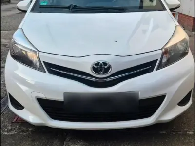 Usata Toyota Yaris 99 CV (72 kW) 2014 Bianco Utilitaria