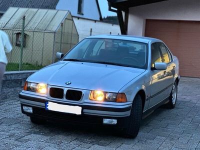 gebraucht BMW 318 3er E36 i Limousine Automatik Silber, Top Zustand