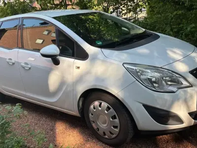 Gebraucht Opel Meriva Design Edition 101 PS (74 kW) 2011 Weiß Van / Kleinbus