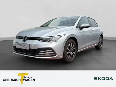 Używany VW Golf VIII Active 131 KM (96 kW) 2022 Srebrny Sedan/Limuzyna