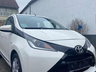Gebraucht Toyota Aygo X-wave 69 PS (50 kW) 2015 Weiß Kleinwagen
