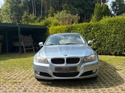 Gebraucht BMW 318 143 PS (105 kW) 2011 Blau Kombi