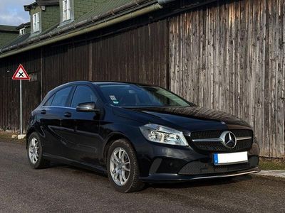 Gebraucht Mercedes A180 Urban 122 PS (89 kW) 2016 Schwarz Limousine