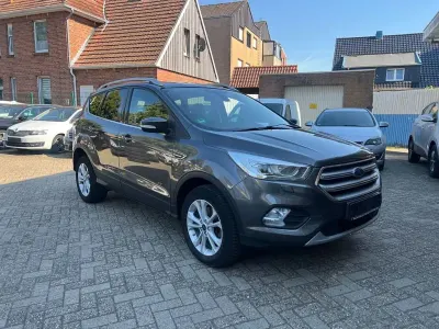 Gebraucht Ford Kuga Titanium 150 PS (110 kW) 2017 Grau SUV
