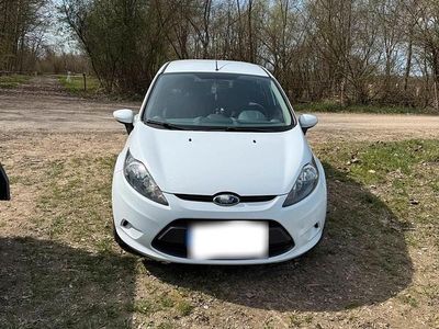 Gebraucht Ford Fiesta 97 PS (71 kW) 2009 Weiß Kleinwagen