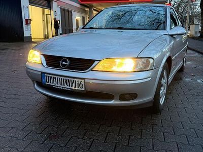Gebraucht Opel Vectra 116 PS (85 kW) 1998 Silber Limousine