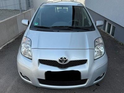 Usata Toyota Yaris 101 CV (74 kW) 2011 Argento Utilitaria