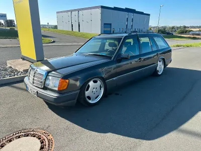 Używany Mercedes E230 AMG 132 KM (97 kW) 1991 Czarny Kombi