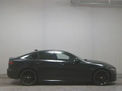Gebraucht Jaguar XE R-Dynamic 204 PS (150 kW) 2021 Santorini black (metallic) Limousine