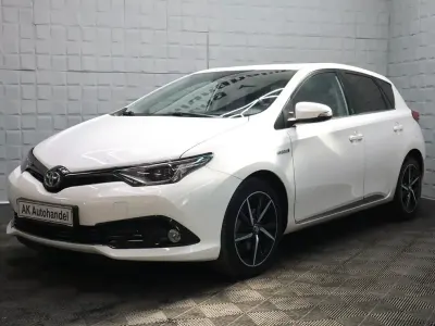 Gebraucht Toyota Auris Hybrid Team 99 PS (72 kW) 2018 Weiß Limousine
