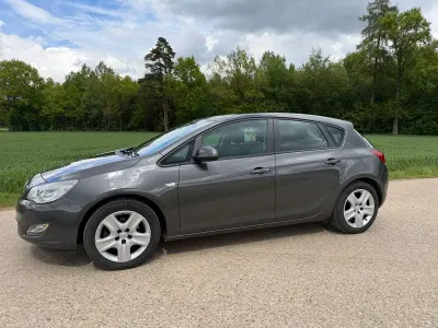 Gebraucht Opel Astra Design Edition 160 PS (117 kW) 2011 Grau Limousine