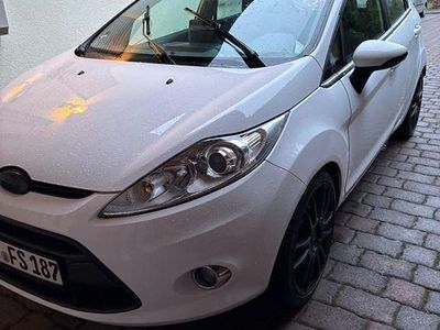 Gebraucht Ford Fiesta Titanium 97 PS (71 kW) 2010 Weiß Kleinwagen