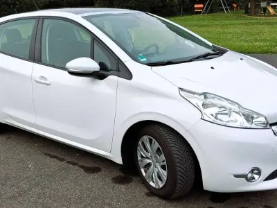 Gebraucht Peugeot 208 Active 95 PS (69 kW) 2012 Weiß Kleinwagen
