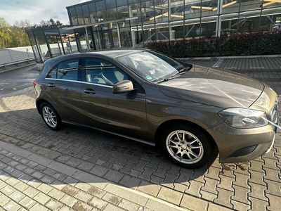 gebraucht Mercedes 180 Klima Navi neutüv 5türig