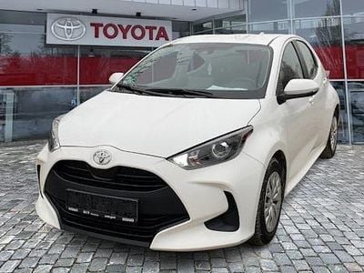 Weiß Gebraucht 2022 Toyota Yaris Comfort Limousine | 12.490 € (Fairer Preis)