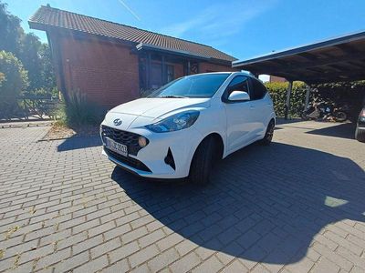 Gebraucht Hyundai i10 Trend 84 PS (61 kW) 2022 Weiß Kleinwagen