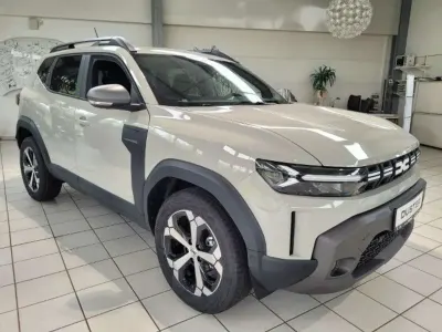 Neu Dacia Duster Journey 131 PS (96 kW) 2025 Sandsteinbeigemetallic SUV