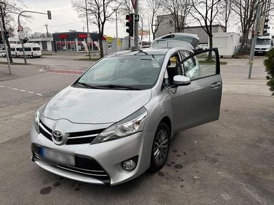 Gebraucht Toyota Verso 147 PS (108 kW) 2017 Silber Van / Kleinbus