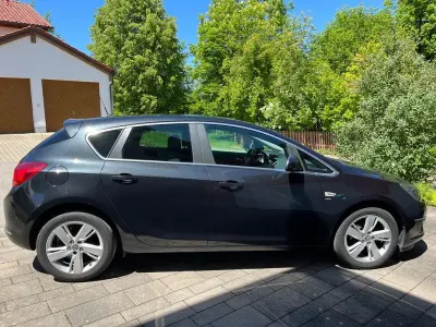 Używany Opel Astra Energy 120 KM (88 kW) 2014 Czarny Sedan/Limuzyna