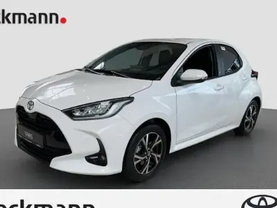 Ny Toyota Yaris Hybrid 116 HK (85 kW) 2026 Hvid Sedan