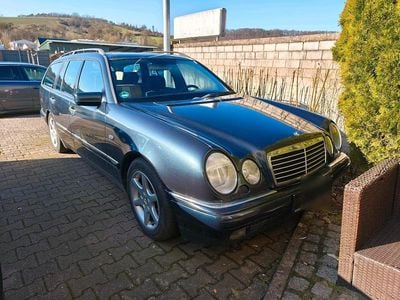 Gebraucht Mercedes E240 Avantgarde 170 PS (125 kW) 1998 Blau Kombi