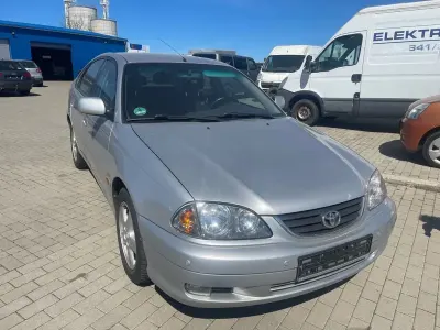 Gebraucht Toyota Avensis Style 129 PS (94 kW) 2002 Silber Limousine