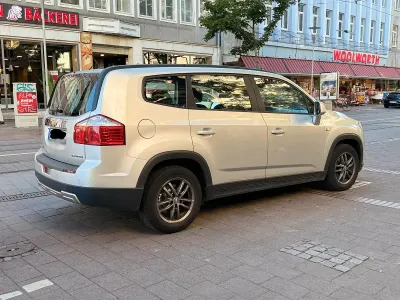 Gebraucht Chevrolet Orlando 140 PS (102 kW) 2011 Silber Van / Kleinbus