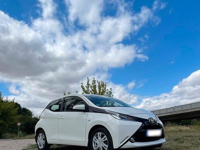 Gebraucht Toyota Aygo X-play 69 PS (50 kW) 2017 Weiß Kleinwagen