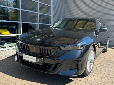 Gebraucht BMW 520 Comfort Edition 197 PS (144 kW) 2024 Saphirschwarz metallic Kombi