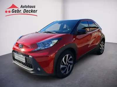 Gebraucht Toyota Aygo X Pulse 72 PS (52 kW) 2023 Chili red perleffekt/ night sky black SUV