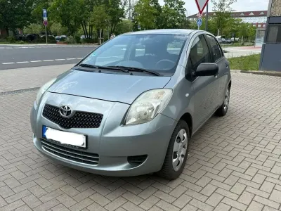 Używany Toyota Yaris Executive 87 KM (63 kW) 2008 Szary Hatchback