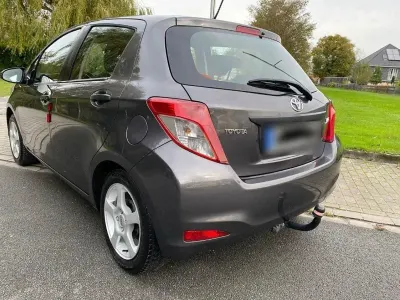 Gebraucht Toyota Yaris Trend 99 PS (72 kW) 2013 Grau Kleinwagen