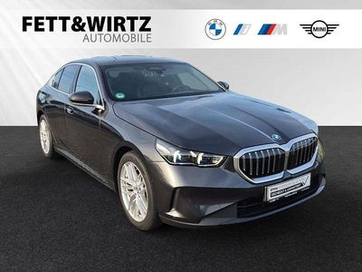 Gebraucht BMW 530e Comfort Edition 299 PS (219 kW) 2024 Sophistograu brillanteffekt Limousine