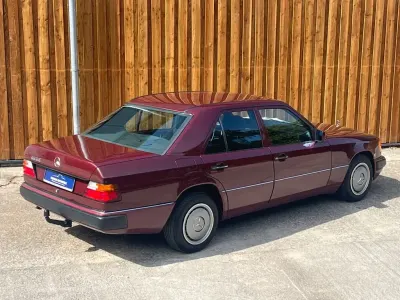 Brugt Mercedes E200 118 HK (86 kW) 1989 Rød Sedan