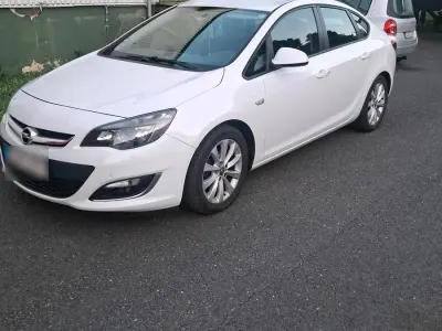 Gebraucht Opel Astra 131 PS (96 kW) 2012 Weiß Limousine