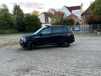 gebraucht VW Tiguan Black Style 2.0 TDI 240PS Standheizung Vollleder R-Line