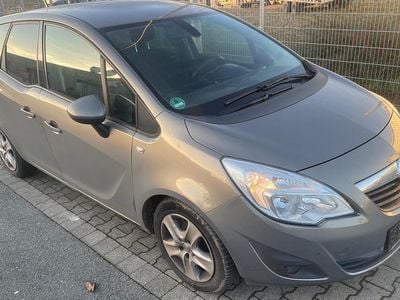 Braun Gebraucht 2011 Opel Meriva Van / Kleinbus | 2.000 € (Fairer Preis)