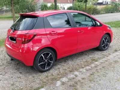 Gebraucht Toyota Yaris 99 PS (72 kW) 2015 Rot Kleinwagen