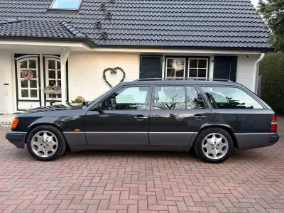 Używany Mercedes E300 188 KM (138 kW) 1990 Czarny Kombi