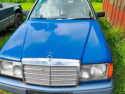 Gebraucht Mercedes E230 132 PS (97 kW) 1988 Blau Coupé