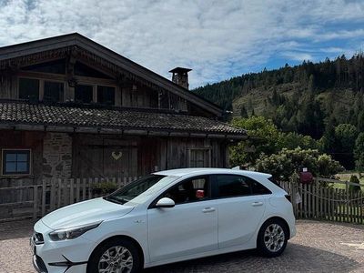 Gebraucht Kia Ceed 120 PS (88 kW) 2022 Weiß Kleinwagen