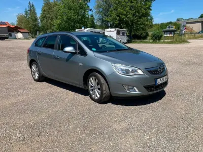 Gebraucht Opel Astra 140 PS (102 kW) 2012 Grau Kombi