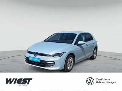 Gebraucht VW Golf VIII Life 150 PS (110 kW) 2025 Crystal ice blue metallic Limousine