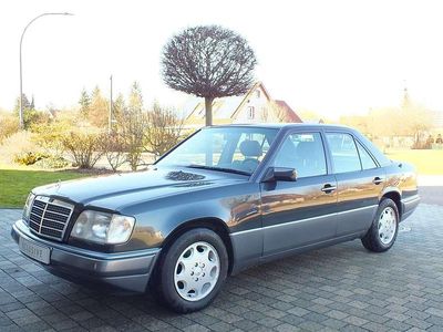 Second-hand Mercedes E250 113 CP (83 kW) 1993 Albastru Berlinǎ