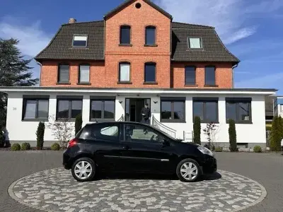 Usado Renault Clio IV Collection 75 HP (55 kW) 2013 Preto Sedan
