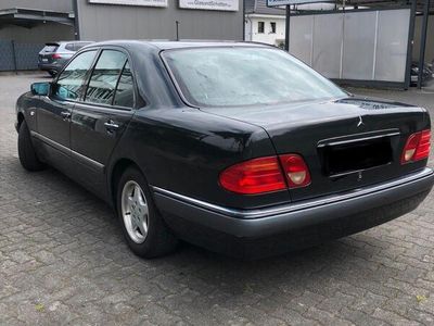 Mercedes E200