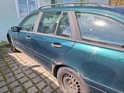 Second-hand Mercedes 220 143 CP (105 kW) 2002 Verde Break