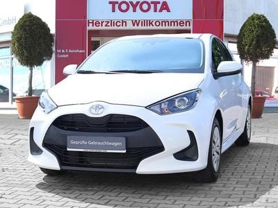 Weiß Gebraucht 2022 Toyota Yaris Basis Limousine | 12.750 € (Fairer Preis)